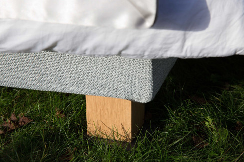 pieds rectangulaires en chêne ambiance romantique